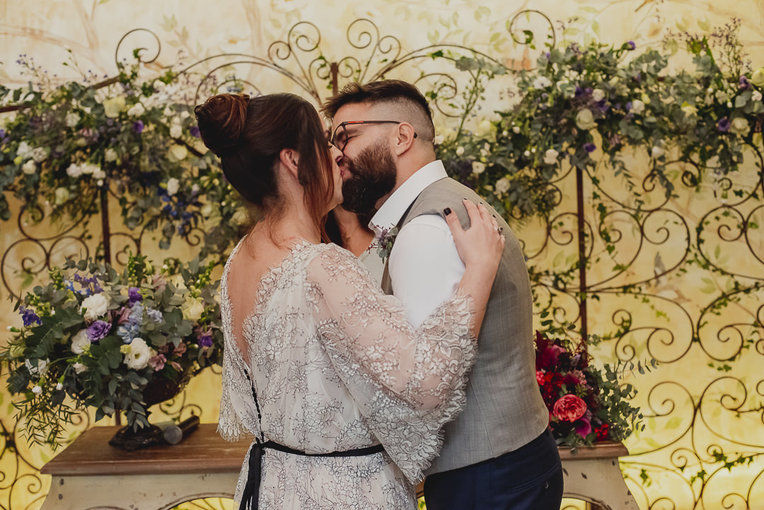 melhor fotógrafo de casamento daniel okuyama fotografia, fotografou o beijo dos noivos durante a cerimonia de casamento realizada no chale quintal