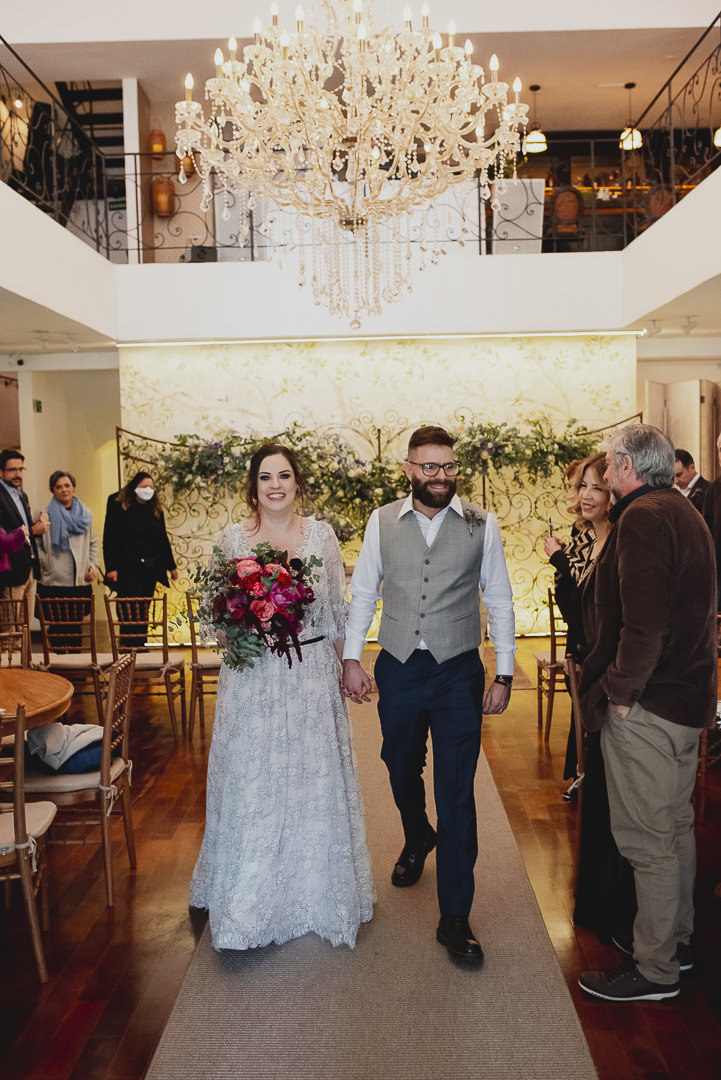 a saida dos noivos logo apos a cerimonia do casamento foto do casamento pelo talentoso daniel okuyama