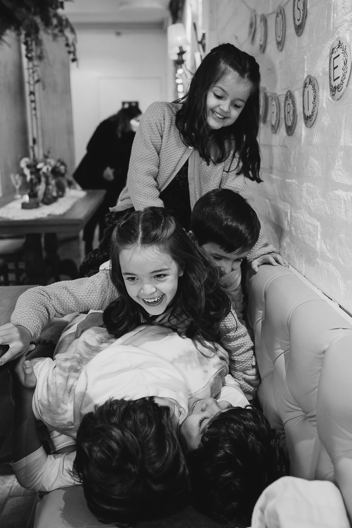 fotografia espontanea e leve das criancas dama de honra no casamento pelas fotos do daniel okuyama