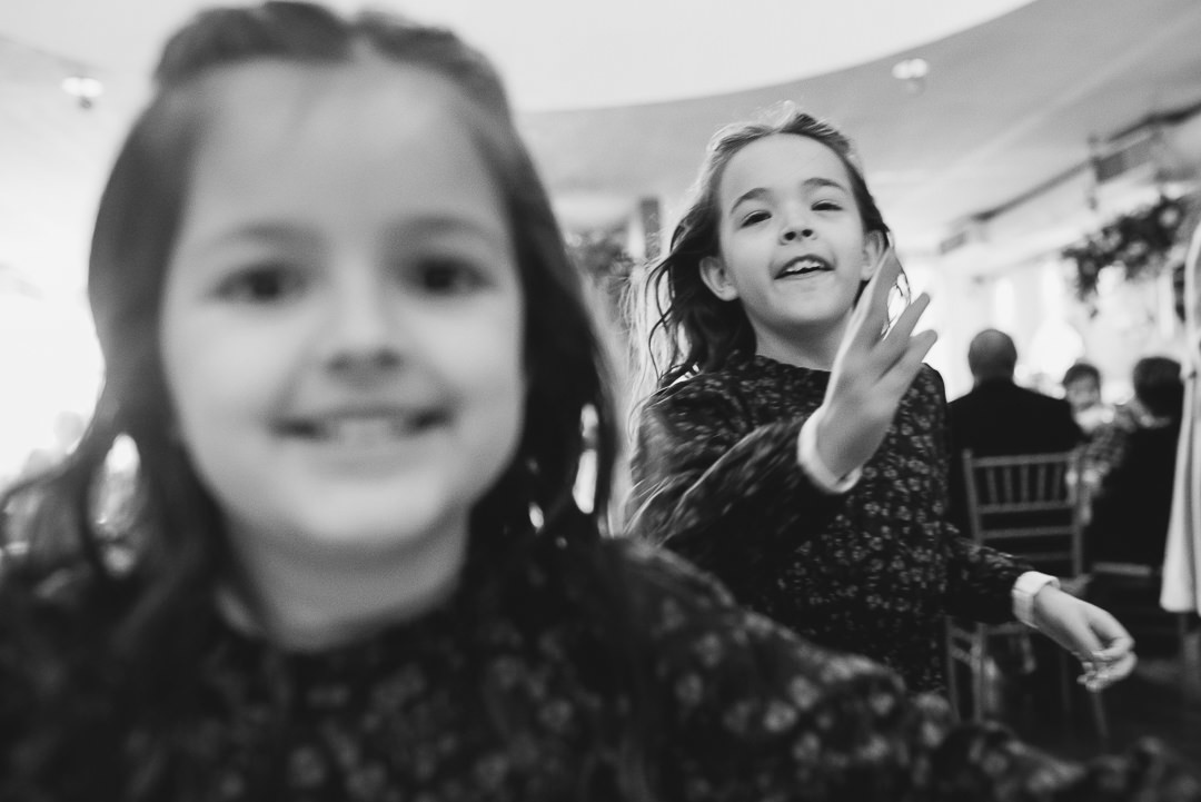 fotografia espontanea e leve das criancas dama de honra no casamento pelas fotos do daniel okuyama