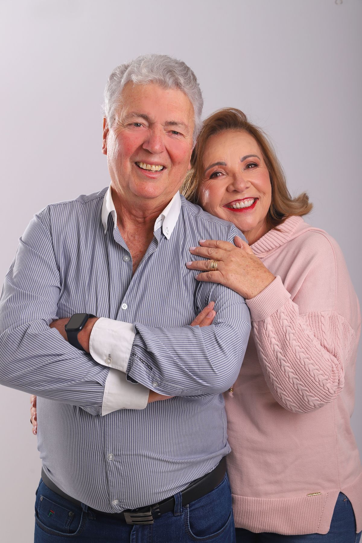 Casal apaixonado durante sessão fotográfica para aniversário de casamento
