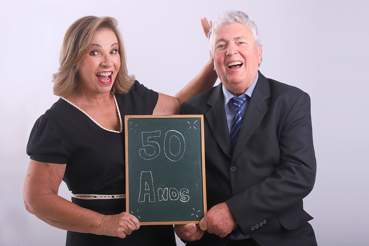 Sessão de fotos de casal com fundo neutro, estúdio em Curitiba