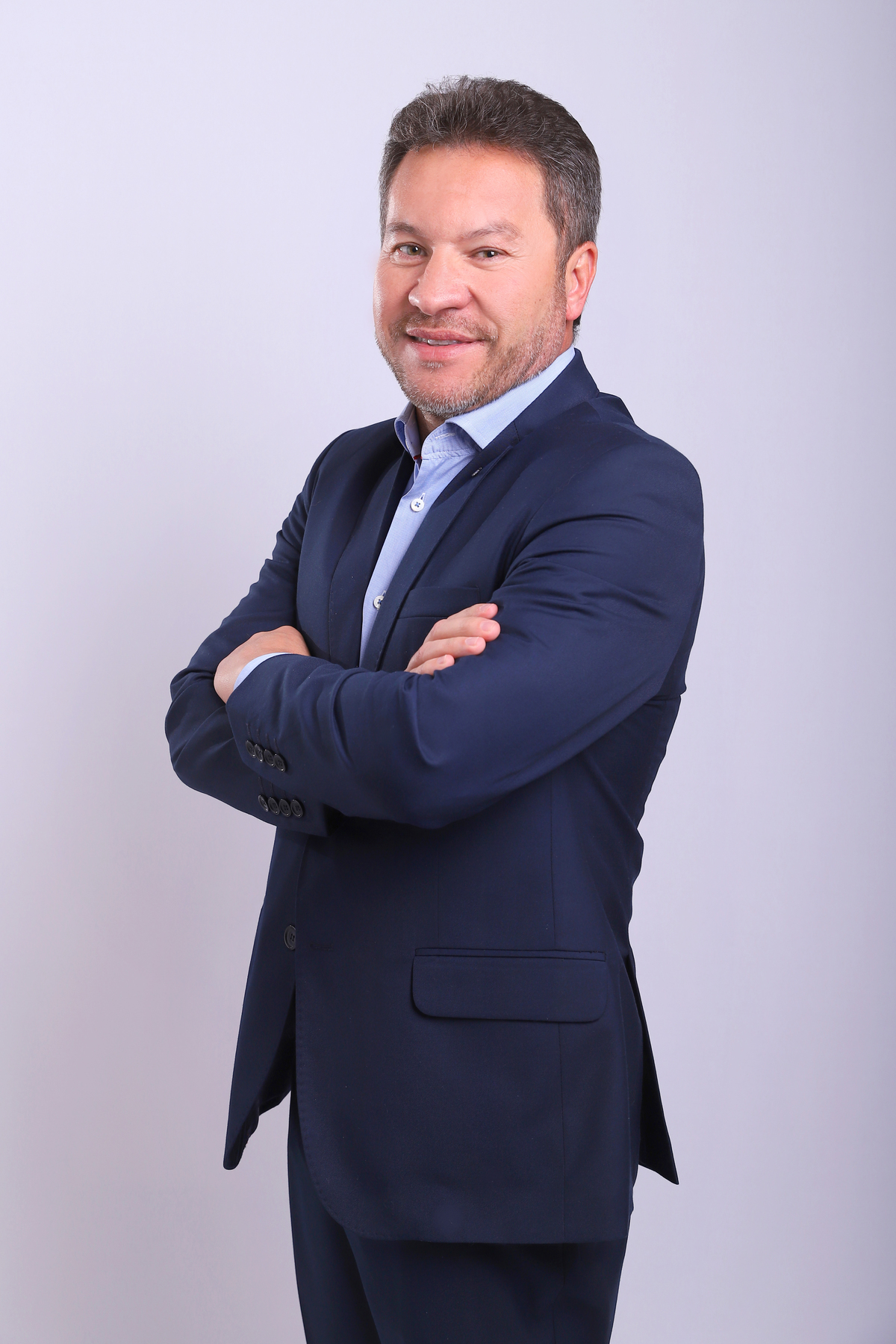 Retrato de candidato político em estúdio, transmitindo confiança e proximidade