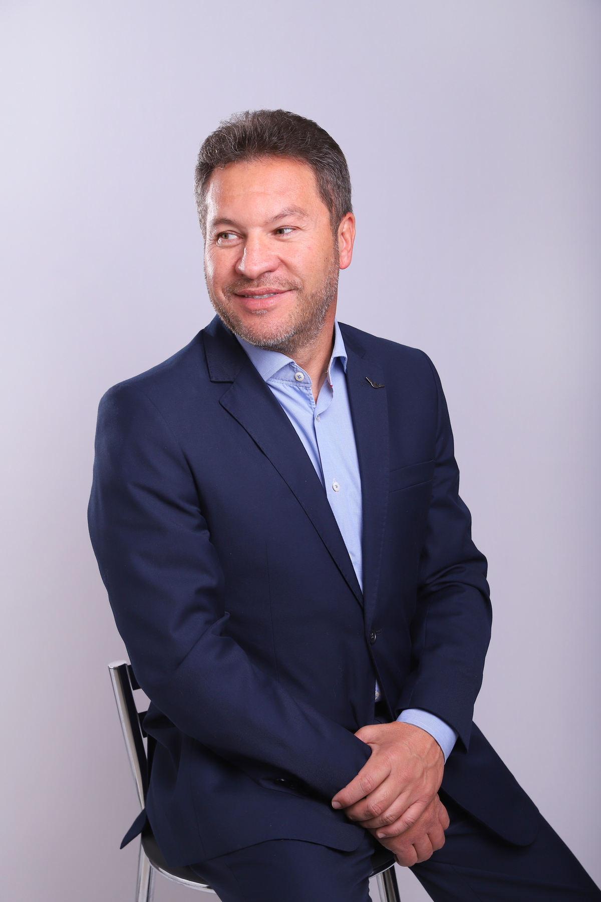Foto de candidato em estúdio, ensaio profissional para divulgação eleitoral