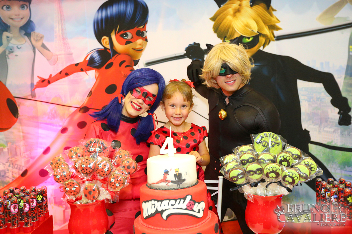 fotografia festa 4 anos martina tema ladybug no buffet kids town em curitiba com personagem dreams and magic alta performance