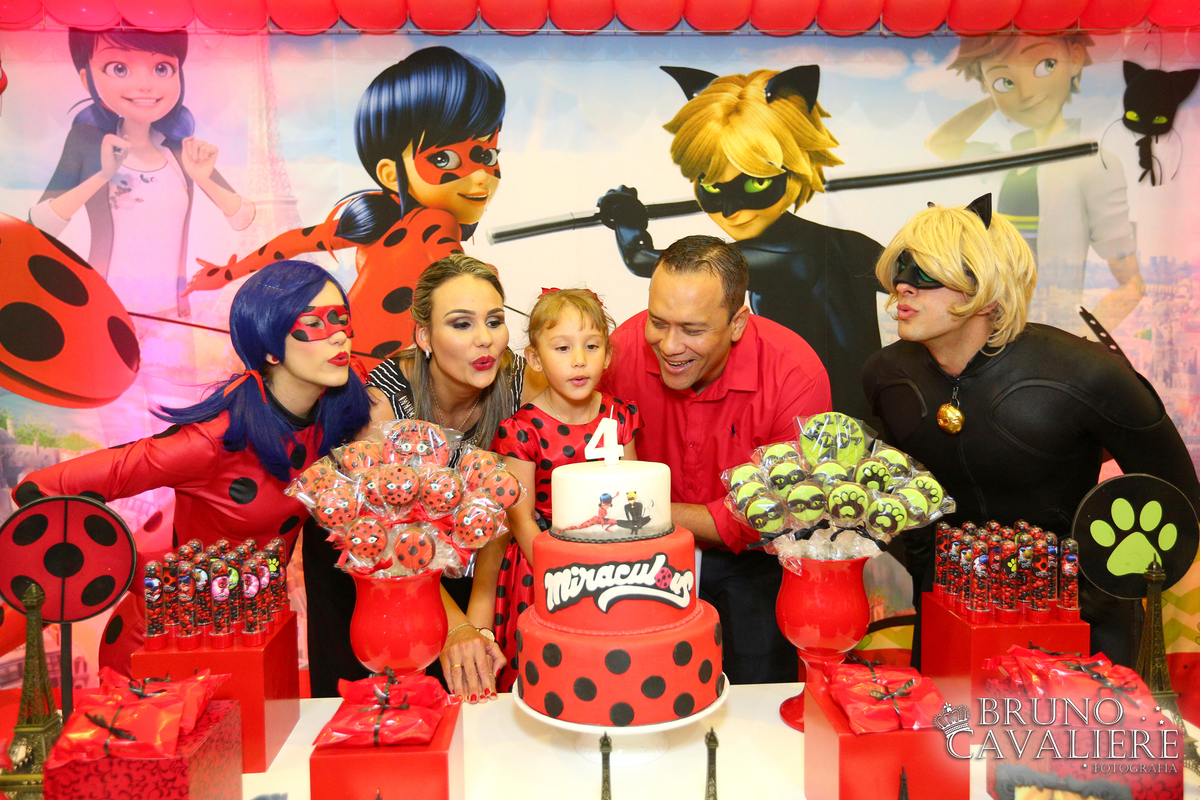 fotografia festa 4 anos martina tema ladybug no buffet kids town em curitiba personagem dreams and magic alta performance