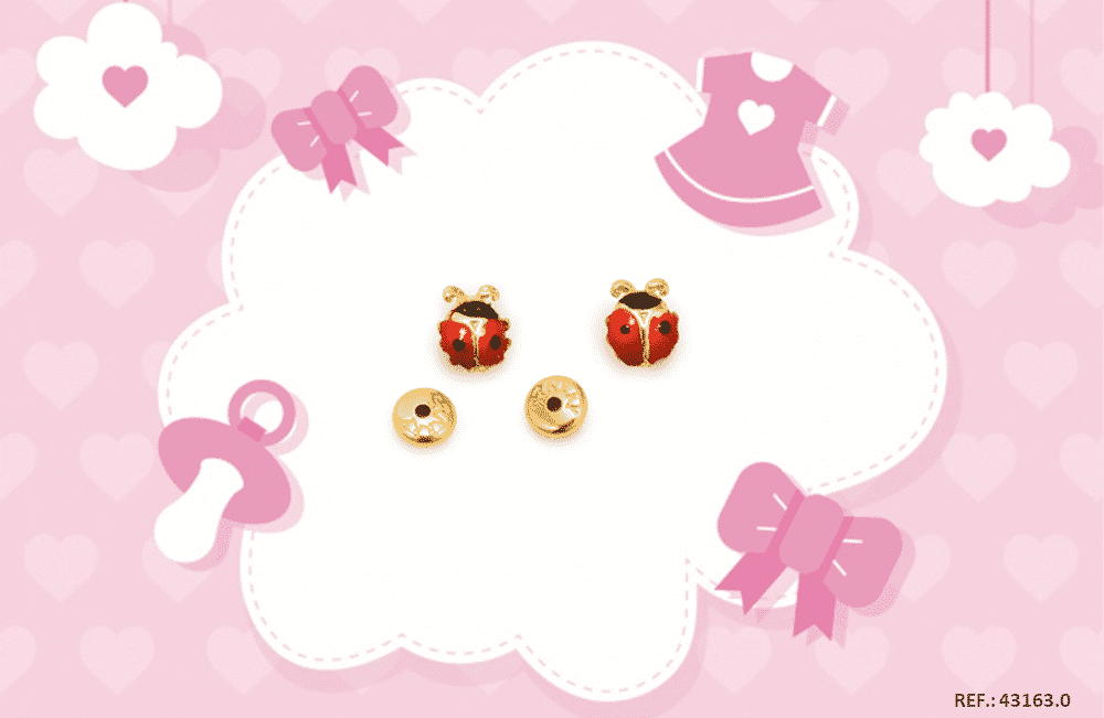 Veja que graça é o par de brincos Joaninha Ref. 43163.0. Folheados a ouro com resina, ele vai deixar sua princesa ainda mais linda. Uma semijoia infantil delicada e lúdica, combina perfeitamente com as primeiras experiências da infância. 