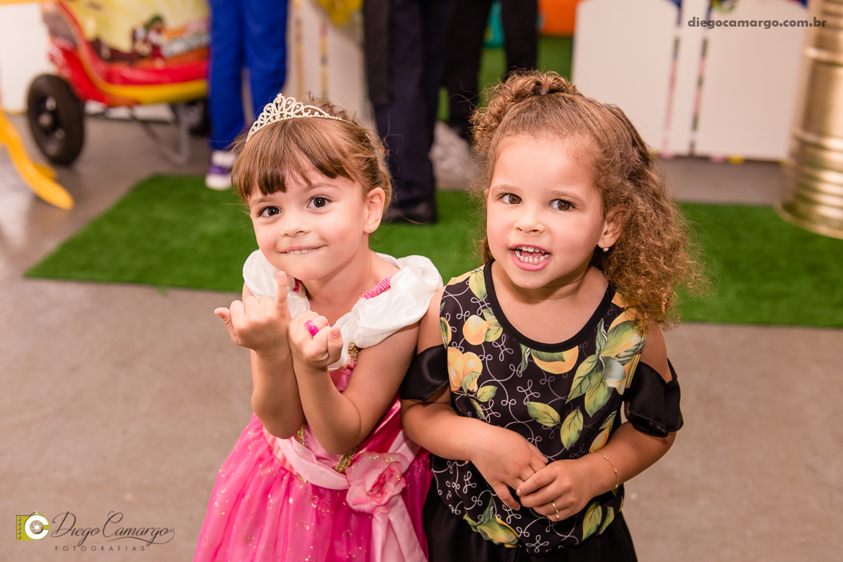 aniversario, maria clara, 4 anos, espuleto, cacador, decoração, festa, infantil, flores, led, doces, bolo, enfeites, brigadeiro, salgadinho, comida, maquiagem, pintura, fotografo, fotografia, fotografo em cacador, familia, amigos, brincadeira, diversão