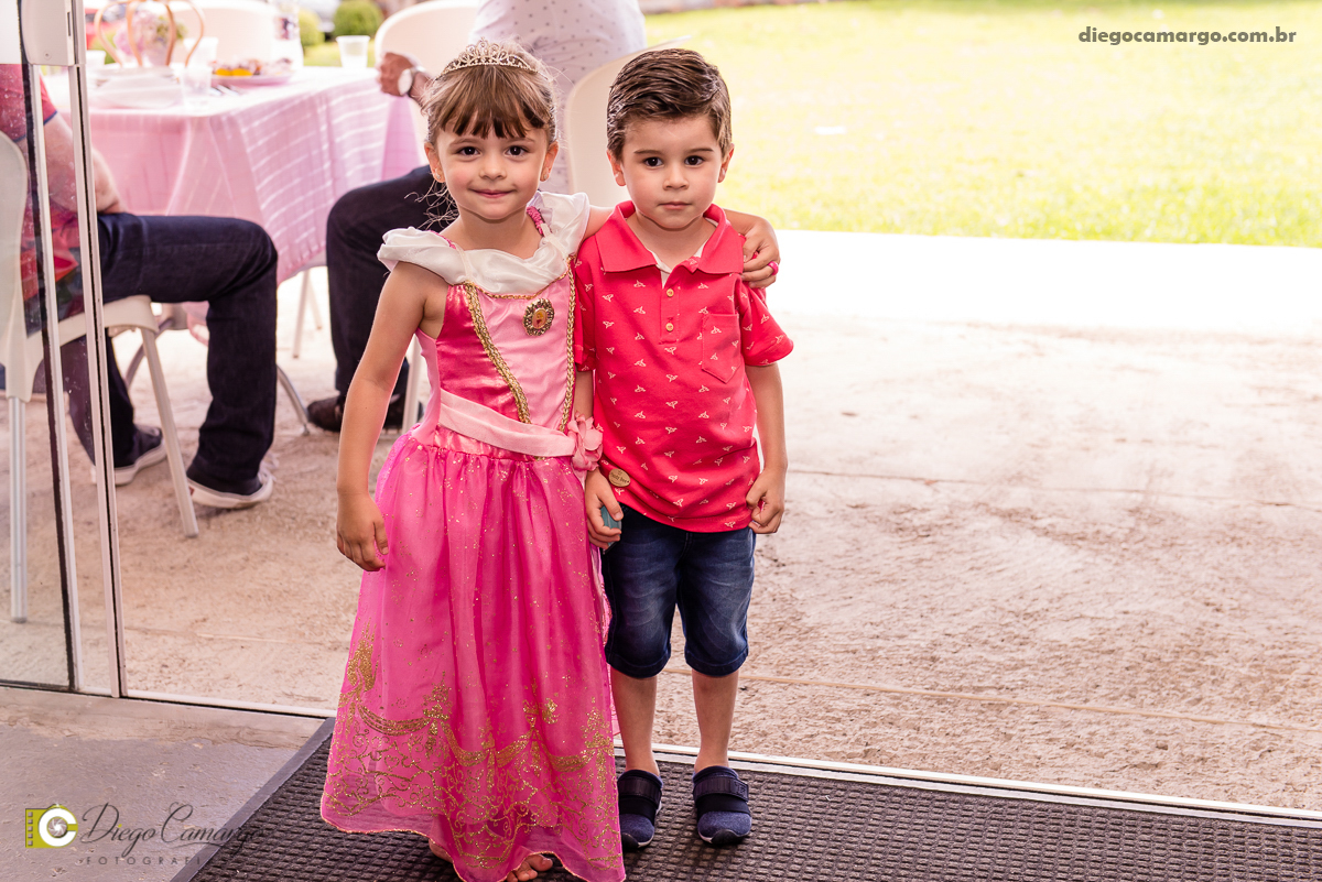 aniversario, maria clara, 4 anos, espuleto, cacador, decoração, festa, infantil, flores, led, doces, bolo, enfeites, brigadeiro, salgadinho, comida, maquiagem, pintura, fotografo, fotografia, fotografo em cacador, familia, amigos, brincadeira, diversão