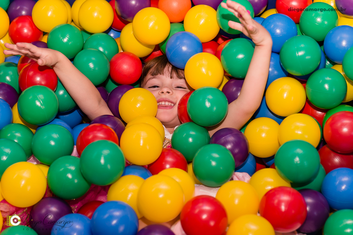 aniversario, maria clara, 4 anos, espuleto, cacador, decoração, festa, infantil, flores, led, doces, bolo, enfeites, brigadeiro, salgadinho, comida, maquiagem, pintura, fotografo, fotografia, fotografo em cacador, familia, amigos, brincadeira, diversão