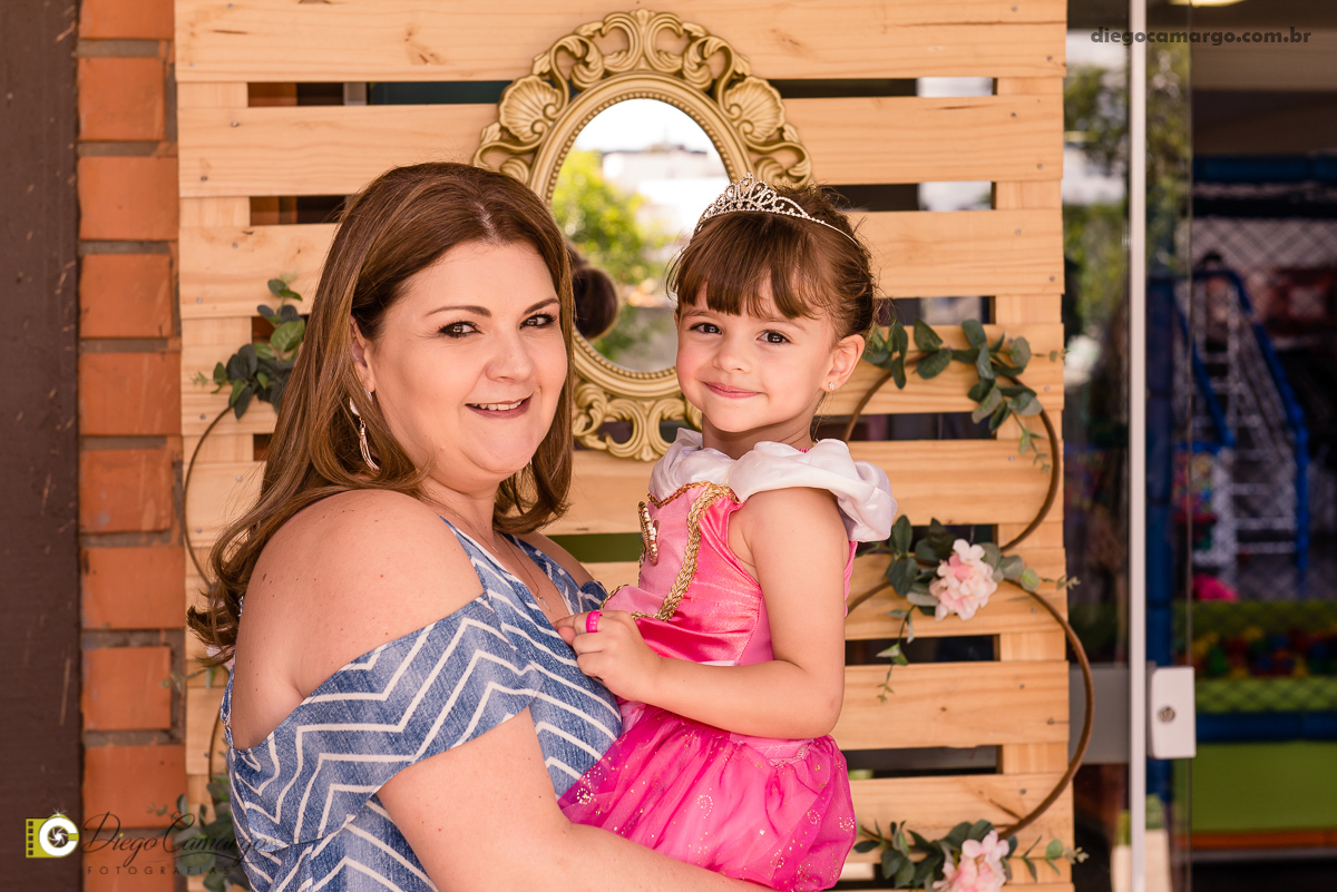 aniversario, maria clara, 4 anos, espuleto, cacador, decoração, festa, infantil, flores, led, doces, bolo, enfeites, brigadeiro, salgadinho, comida, maquiagem, pintura, fotografo, fotografia, fotografo em cacador, familia, amigos, brincadeira, diversão