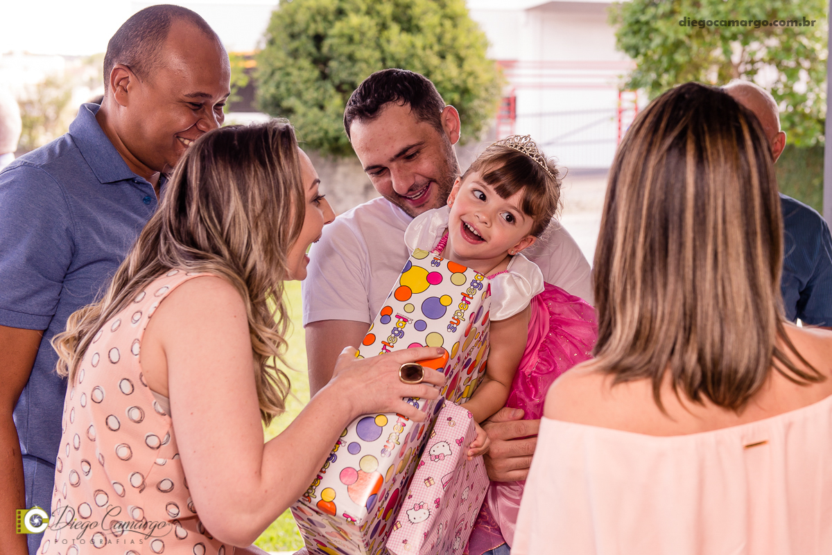 aniversario, maria clara, 4 anos, espuleto, cacador, decoração, festa, infantil, flores, led, doces, bolo, enfeites, brigadeiro, salgadinho, comida, maquiagem, pintura, fotografo, fotografia, fotografo em cacador, familia, amigos, brincadeira, diversão