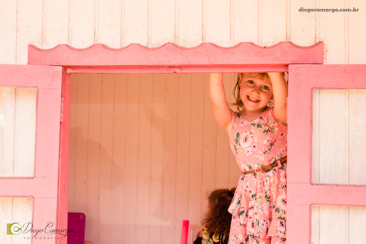 aniversario, maria clara, 4 anos, espuleto, cacador, decoração, festa, infantil, flores, led, doces, bolo, enfeites, brigadeiro, salgadinho, comida, maquiagem, pintura, fotografo, fotografia, fotografo em cacador, familia, amigos, brincadeira, diversão