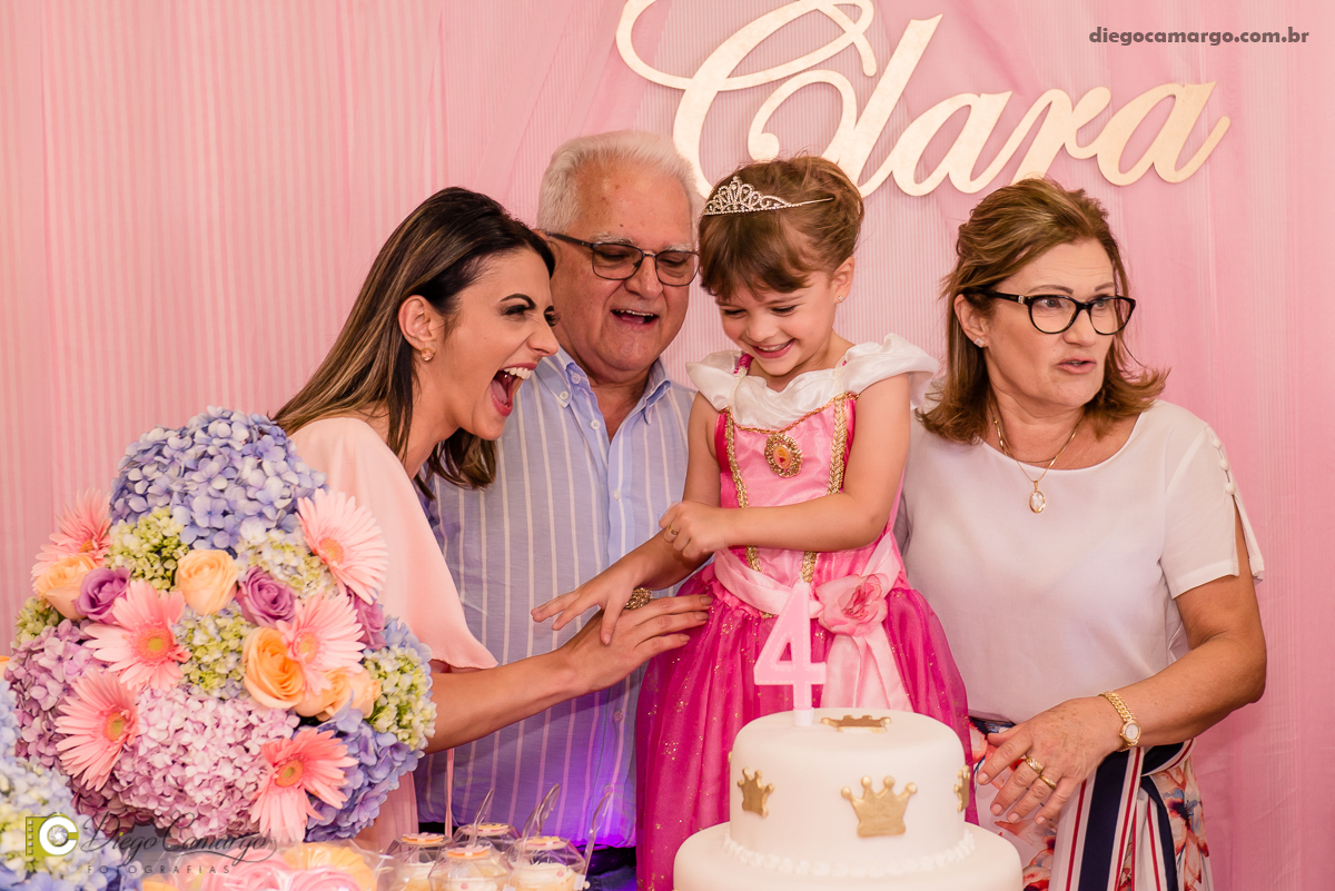 aniversario, maria clara, 4 anos, espuleto, cacador, decoração, festa, infantil, flores, led, doces, bolo, enfeites, brigadeiro, salgadinho, comida, maquiagem, pintura, fotografo, fotografia, fotografo em cacador, familia, amigos, brincadeira, diversão