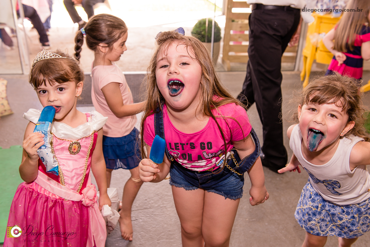 aniversario, maria clara, 4 anos, espuleto, cacador, decoração, festa, infantil, flores, led, doces, bolo, enfeites, brigadeiro, salgadinho, comida, maquiagem, pintura, fotografo, fotografia, fotografo em cacador, familia, amigos, brincadeira, diversão