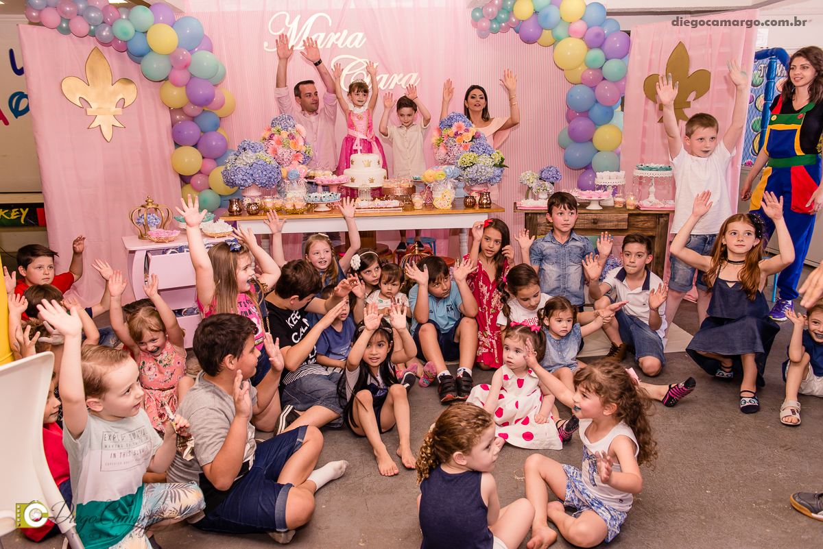 aniversario, maria clara, 4 anos, espuleto, cacador, decoração, festa, infantil, flores, led, doces, bolo, enfeites, brigadeiro, salgadinho, comida, maquiagem, pintura, fotografo, fotografia, fotografo em cacador, familia, amigos, brincadeira, diversão