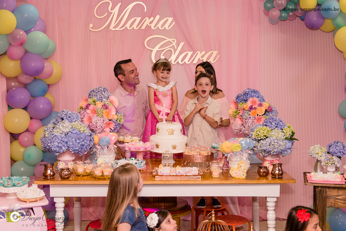 aniversario, maria clara, 4 anos, espuleto, cacador, decoração, festa, infantil, flores, led, doces, bolo, enfeites, brigadeiro, salgadinho, comida, maquiagem, pintura, fotografo, fotografia, fotografo em cacador, familia, amigos, brincadeira, diversão