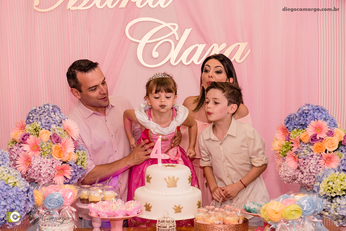 aniversario, maria clara, 4 anos, espuleto, cacador, decoração, festa, infantil, flores, led, doces, bolo, enfeites, brigadeiro, salgadinho, comida, maquiagem, pintura, fotografo, fotografia, fotografo em cacador, familia, amigos, brincadeira, diversão