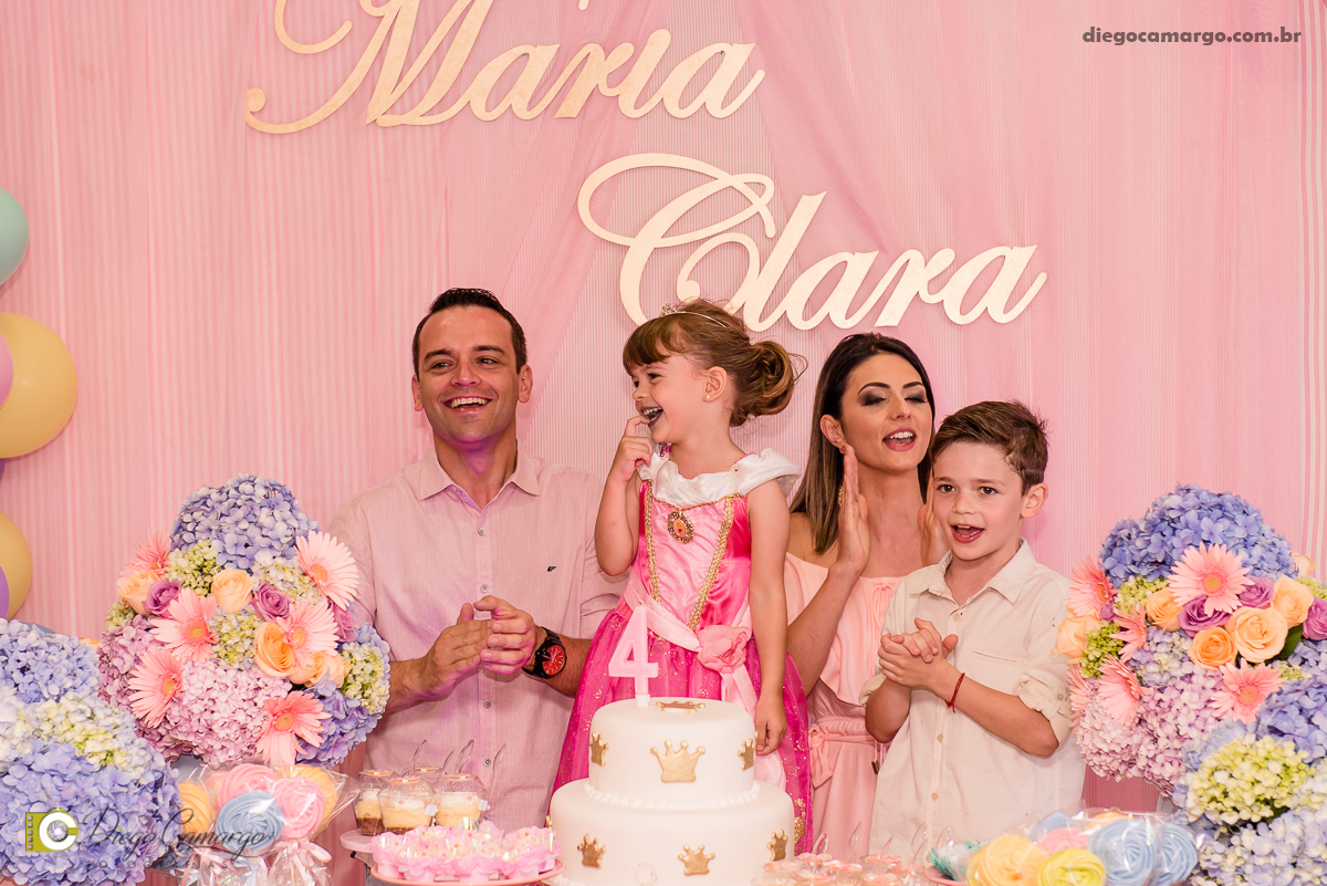 aniversario, maria clara, 4 anos, espuleto, cacador, decoração, festa, infantil, flores, led, doces, bolo, enfeites, brigadeiro, salgadinho, comida, maquiagem, pintura, fotografo, fotografia, fotografo em cacador, familia, amigos, brincadeira, diversão