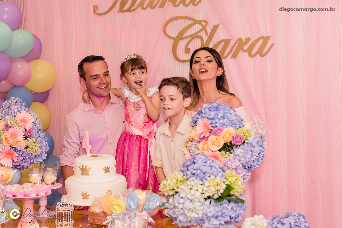 aniversario, maria clara, 4 anos, espuleto, cacador, decoração, festa, infantil, flores, led, doces, bolo, enfeites, brigadeiro, salgadinho, comida, maquiagem, pintura, fotografo, fotografia, fotografo em cacador, familia, amigos, brincadeira, diversão