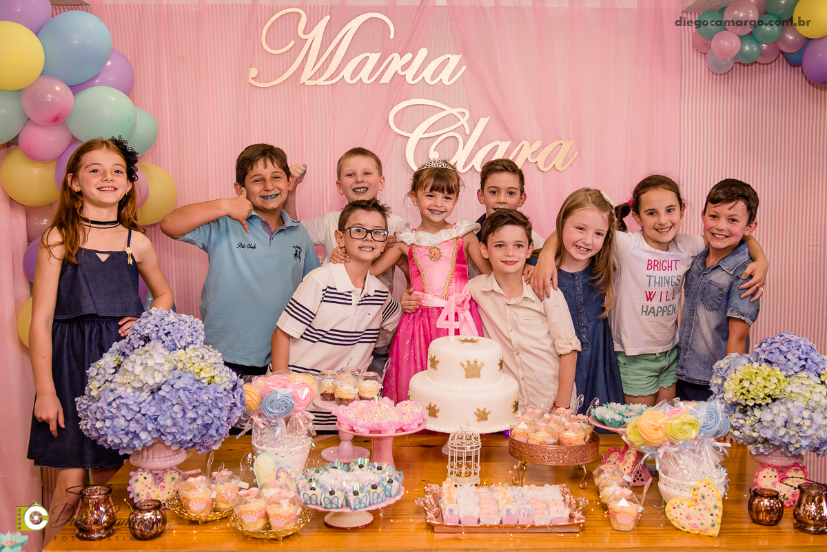 aniversario, maria clara, 4 anos, espuleto, cacador, decoração, festa, infantil, flores, led, doces, bolo, enfeites, brigadeiro, salgadinho, comida, maquiagem, pintura, fotografo, fotografia, fotografo em cacador, familia, amigos, brincadeira, diversão