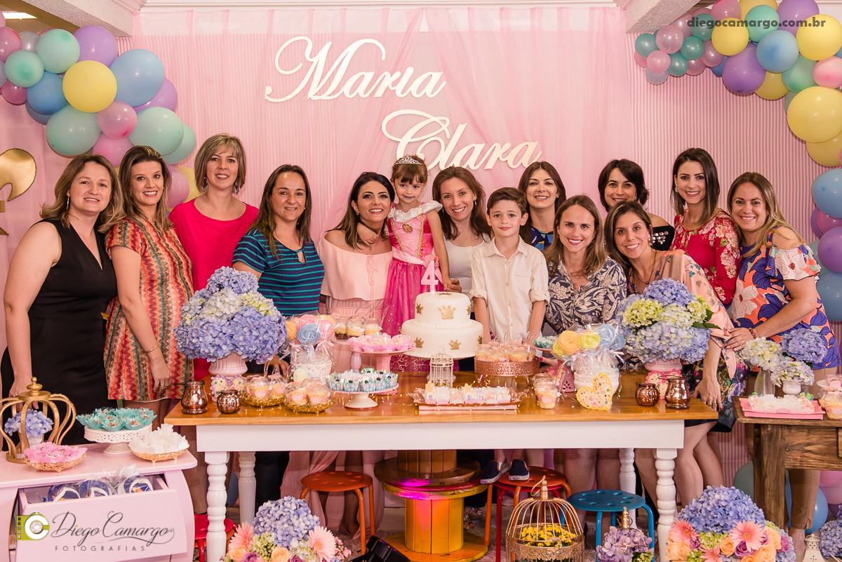 aniversario, maria clara, 4 anos, espuleto, cacador, decoração, festa, infantil, flores, led, doces, bolo, enfeites, brigadeiro, salgadinho, comida, maquiagem, pintura, fotografo, fotografia, fotografo em cacador, familia, amigos, brincadeira, diversão