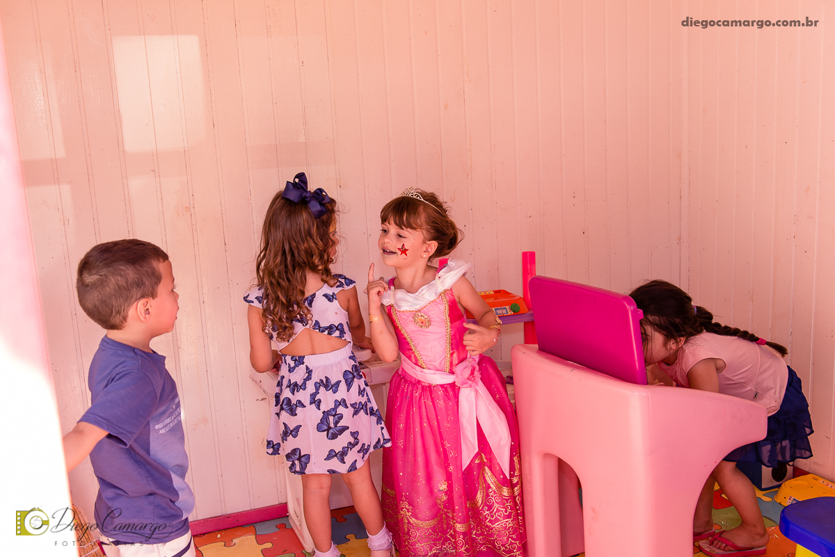 aniversario, maria clara, 4 anos, espuleto, cacador, decoração, festa, infantil, flores, led, doces, bolo, enfeites, brigadeiro, salgadinho, comida, maquiagem, pintura, fotografo, fotografia, fotografo em cacador, familia, amigos, brincadeira, diversão