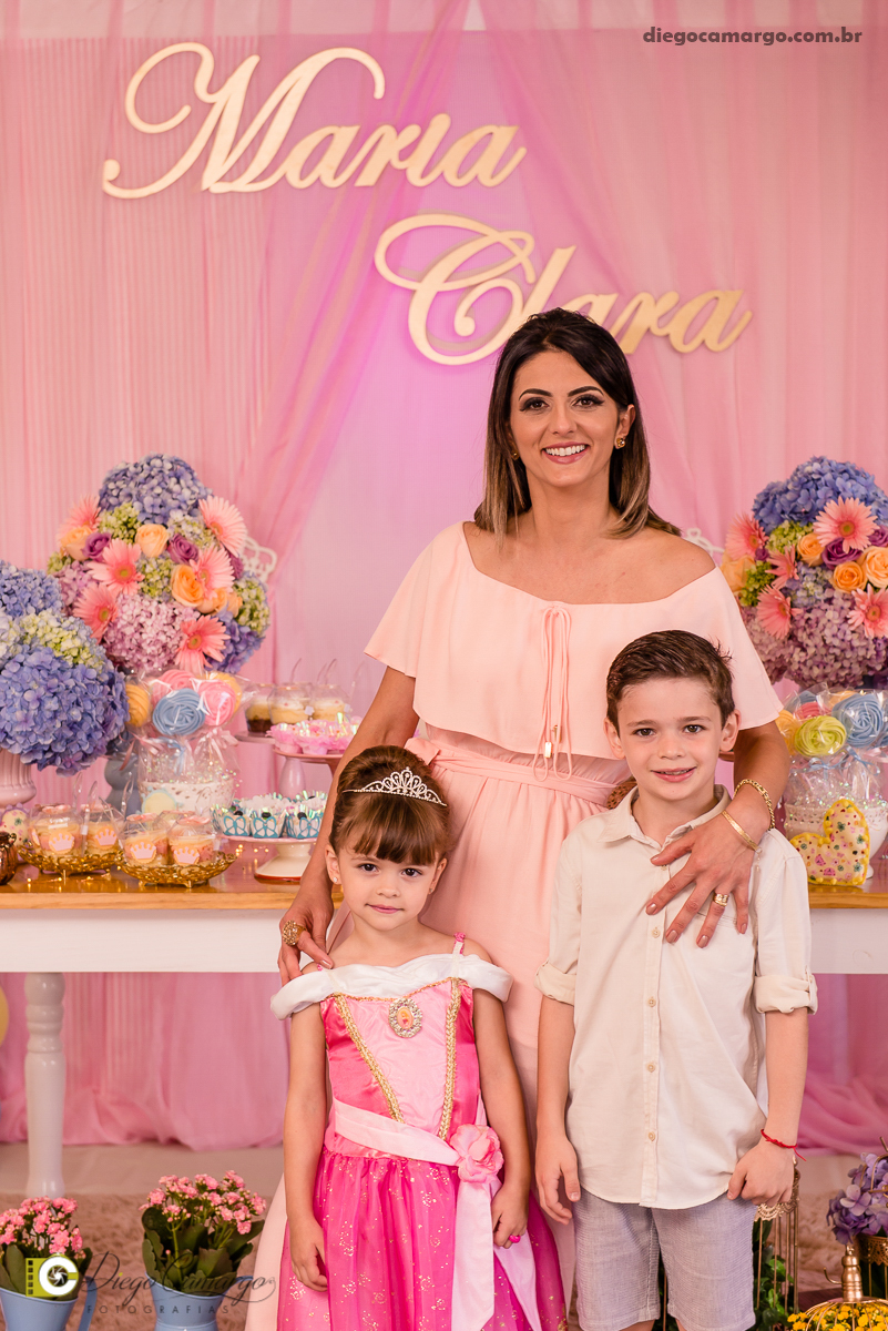 aniversario, maria clara, 4 anos, espuleto, cacador, decoração, festa, infantil, flores, led, doces, bolo, enfeites, brigadeiro, salgadinho, comida, maquiagem, pintura, fotografo, fotografia, fotografo em cacador, familia, amigos, brincadeira, diversão