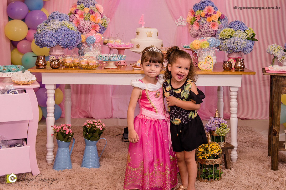 aniversario, maria clara, 4 anos, espuleto, cacador, decoração, festa, infantil, flores, led, doces, bolo, enfeites, brigadeiro, salgadinho, comida, maquiagem, pintura, fotografo, fotografia, fotografo em cacador, familia, amigos, brincadeira, diversão