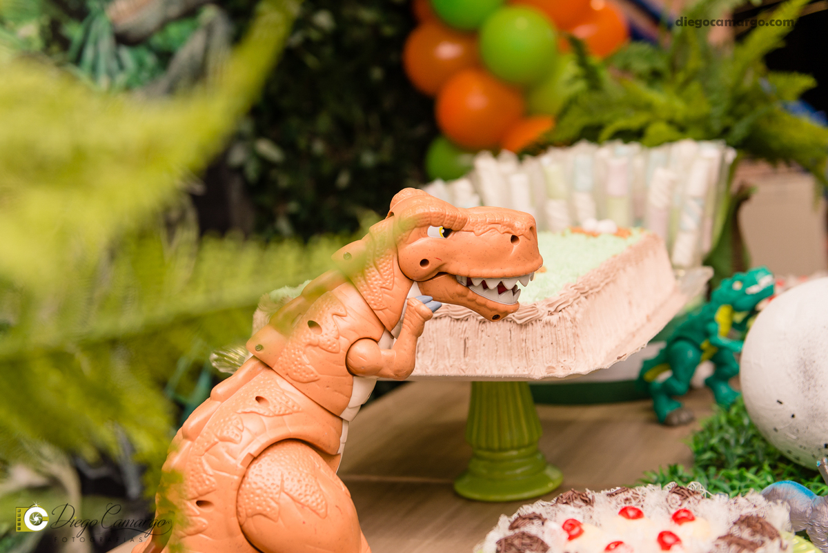 aniversario, espuleto, cacador, dinossauro, jurassic park, bolo, presente, docinho, salgado, brincadeira, ferias