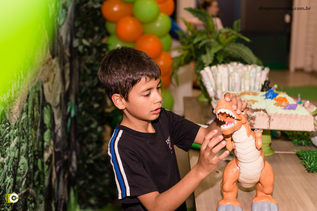 aniversario, espuleto, cacador, dinossauro, jurassic park, bolo, presente, docinho, salgado, brincadeira, ferias