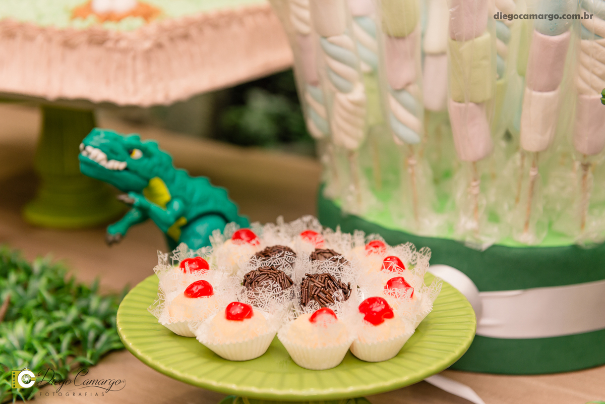 aniversario, espuleto, cacador, dinossauro, jurassic park, bolo, presente, docinho, salgado, brincadeira, ferias