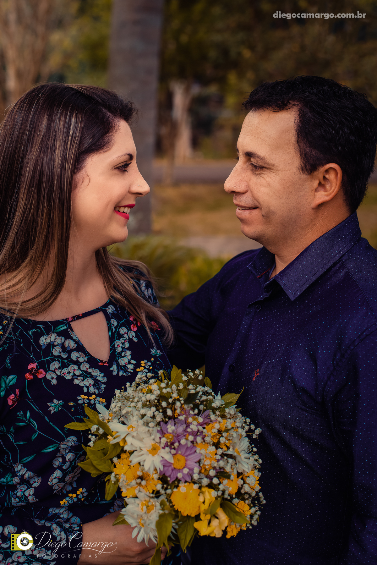 pre-wedding, namoro, casamento, ensaio, wedding, pre wedding, caçador, bodas, buque, noivo, noiva, vestido, terno, gravata, fotografo, fotografa, fotografia, bar do dudo, parque, maria fumaça, trem, trilho, parque central, cerveja, bebida, casal, festa