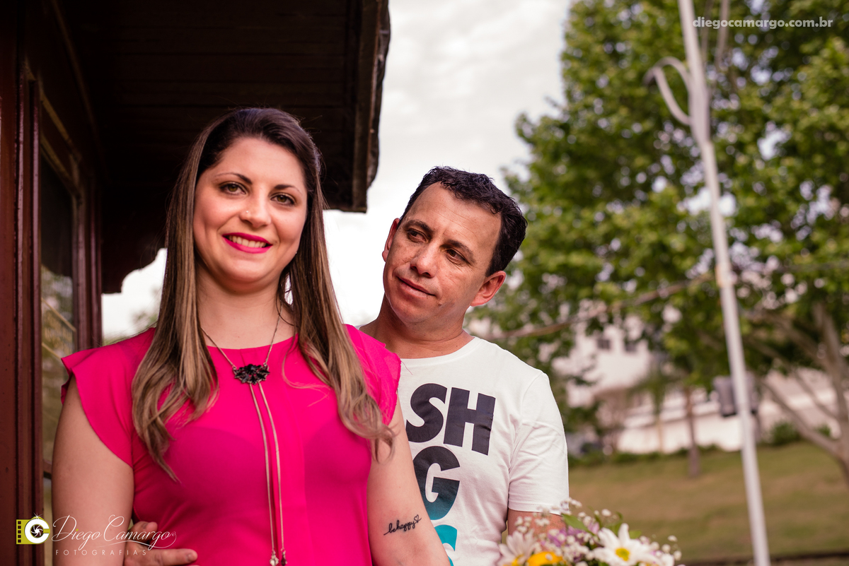 pre-wedding, namoro, casamento, ensaio, wedding, pre wedding, caçador, bodas, buque, noivo, noiva, vestido, terno, gravata, fotografo, fotografa, fotografia, bar do dudo, parque, maria fumaça, trem, trilho, parque central, cerveja, bebida, casal, festa