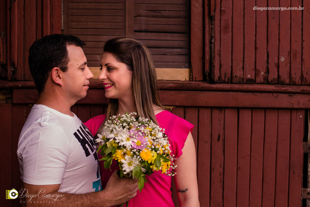 pre-wedding, namoro, casamento, ensaio, wedding, pre wedding, caçador, bodas, buque, noivo, noiva, vestido, terno, gravata, fotografo, fotografa, fotografia, bar do dudo, parque, maria fumaça, trem, trilho, parque central, cerveja, bebida, casal, festa