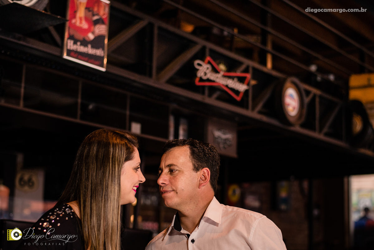 pre-wedding, namoro, casamento, ensaio, wedding, pre wedding, caçador, bodas, buque, noivo, noiva, vestido, terno, gravata, fotografo, fotografa, fotografia, bar do dudo, parque, maria fumaça, trem, trilho, parque central, cerveja, bebida, casal, festa