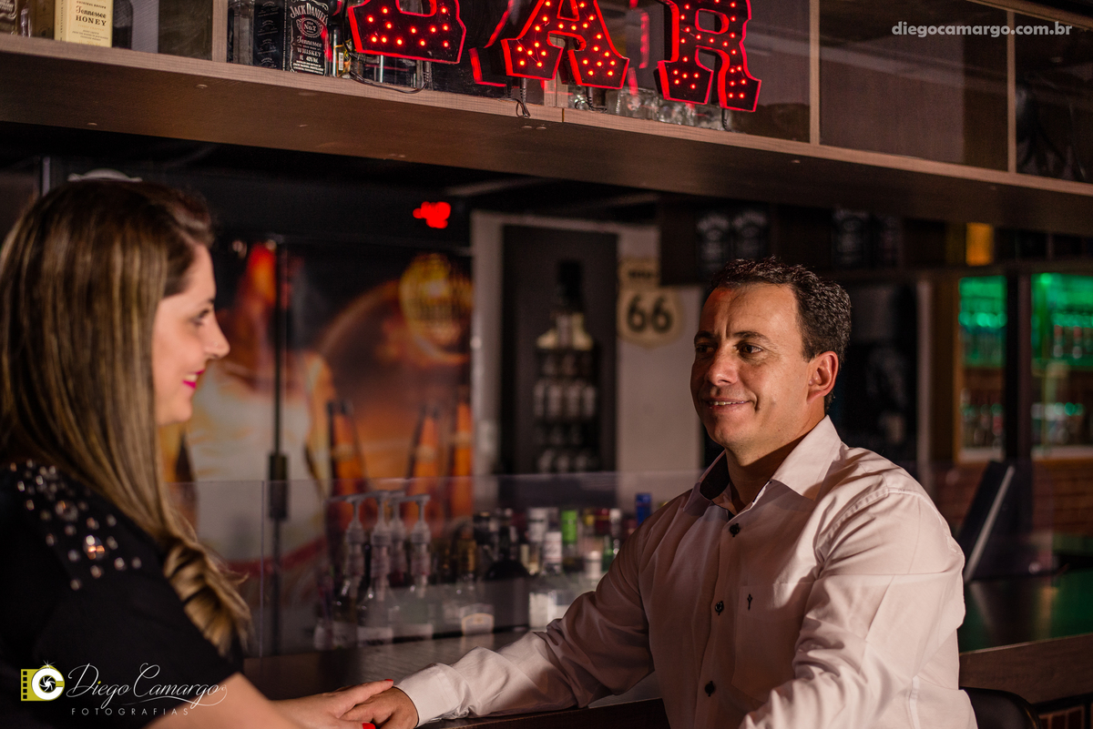 pre-wedding, namoro, casamento, ensaio, wedding, pre wedding, caçador, bodas, buque, noivo, noiva, vestido, terno, gravata, fotografo, fotografa, fotografia, bar do dudo, parque, maria fumaça, trem, trilho, parque central, cerveja, bebida, casal, festa