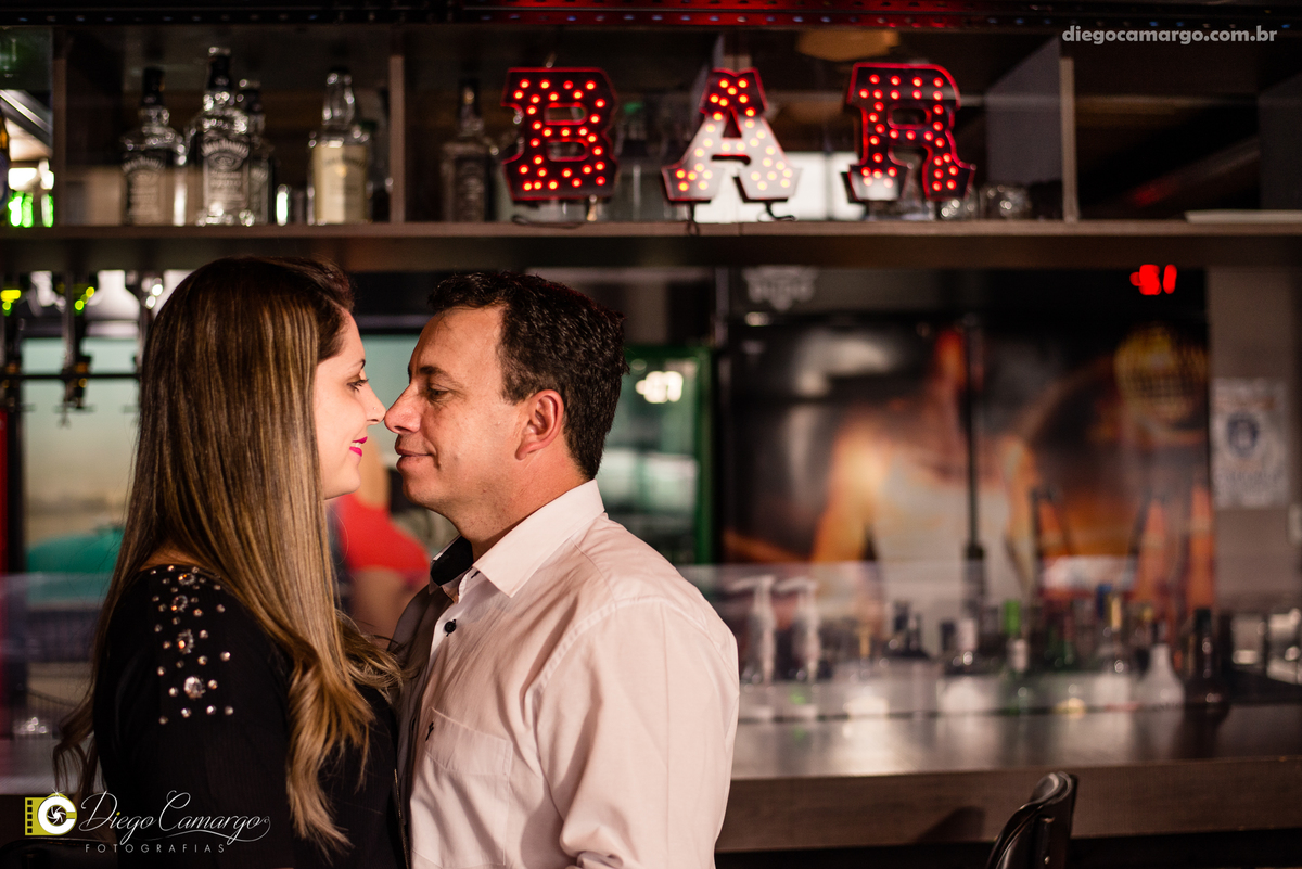 pre-wedding, namoro, casamento, ensaio, wedding, pre wedding, caçador, bodas, buque, noivo, noiva, vestido, terno, gravata, fotografo, fotografa, fotografia, bar do dudo, parque, maria fumaça, trem, trilho, parque central, cerveja, bebida, casal, festa