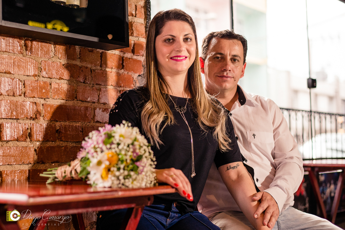 pre-wedding, namoro, casamento, ensaio, wedding, pre wedding, caçador, bodas, buque, noivo, noiva, vestido, terno, gravata, fotografo, fotografa, fotografia, bar do dudo, parque, maria fumaça, trem, trilho, parque central, cerveja, bebida, casal, festa