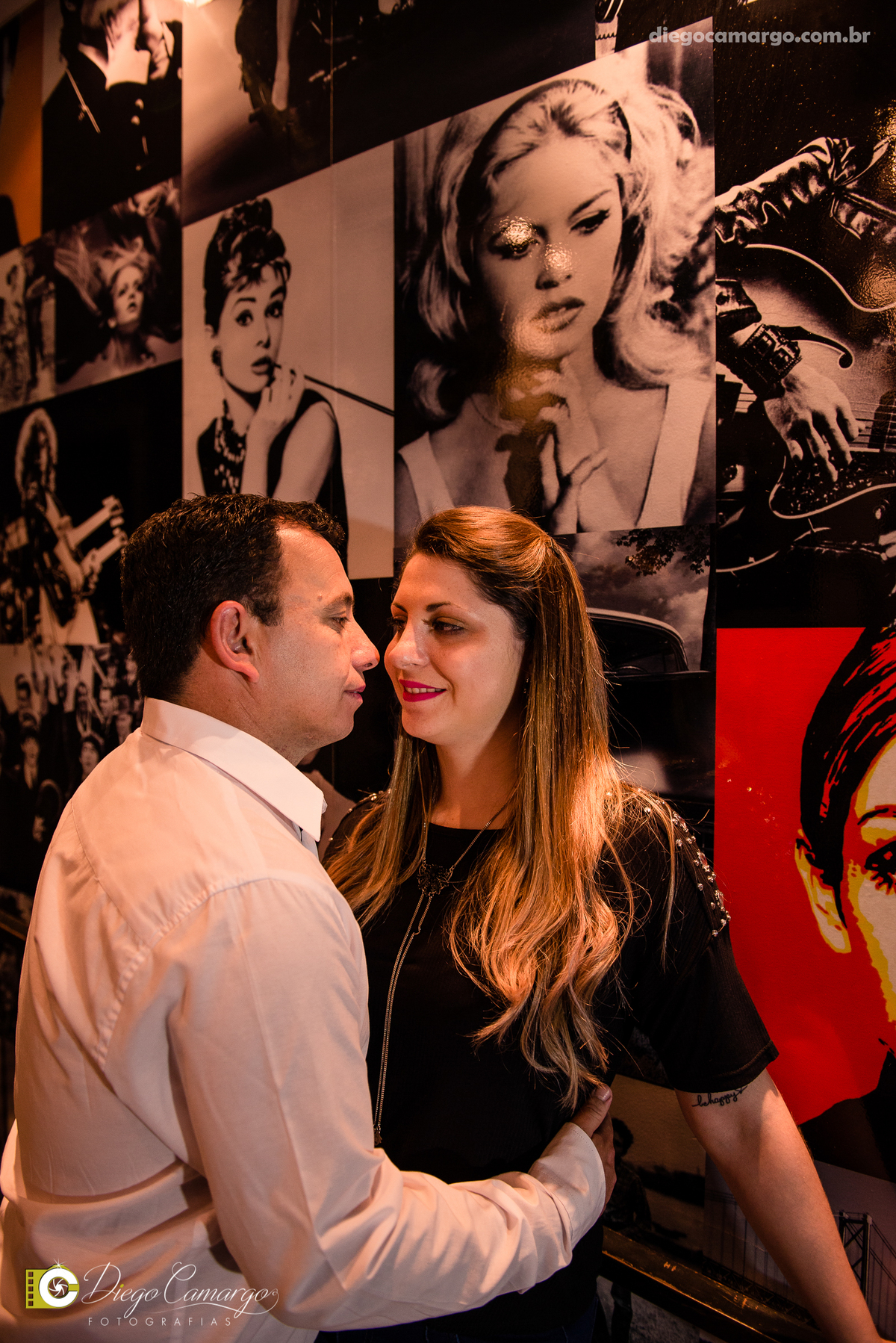 pre-wedding, namoro, casamento, ensaio, wedding, pre wedding, caçador, bodas, buque, noivo, noiva, vestido, terno, gravata, fotografo, fotografa, fotografia, bar do dudo, parque, maria fumaça, trem, trilho, parque central, cerveja, bebida, casal, festa