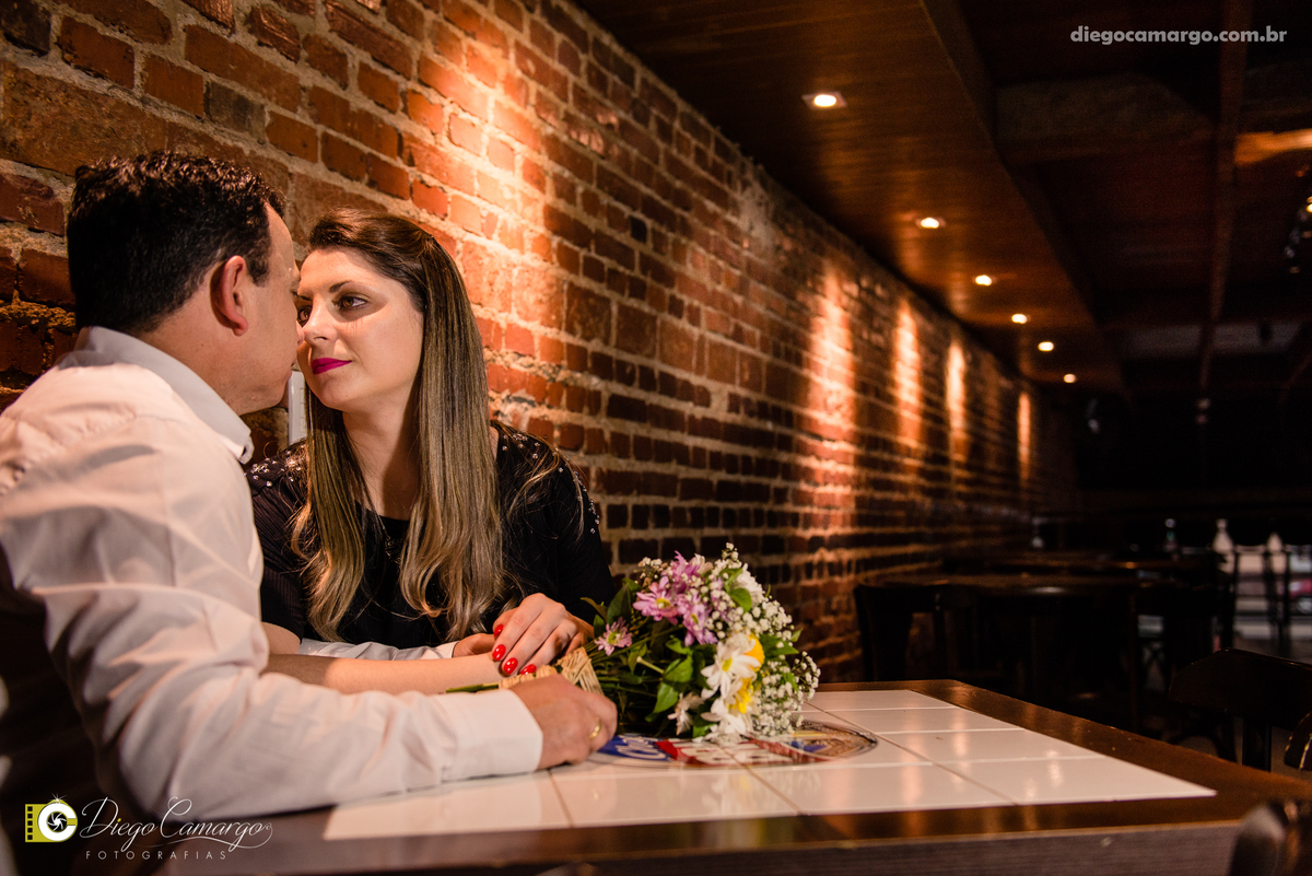 pre-wedding, namoro, casamento, ensaio, wedding, pre wedding, caçador, bodas, buque, noivo, noiva, vestido, terno, gravata, fotografo, fotografa, fotografia, bar do dudo, parque, maria fumaça, trem, trilho, parque central, cerveja, bebida, casal, festa