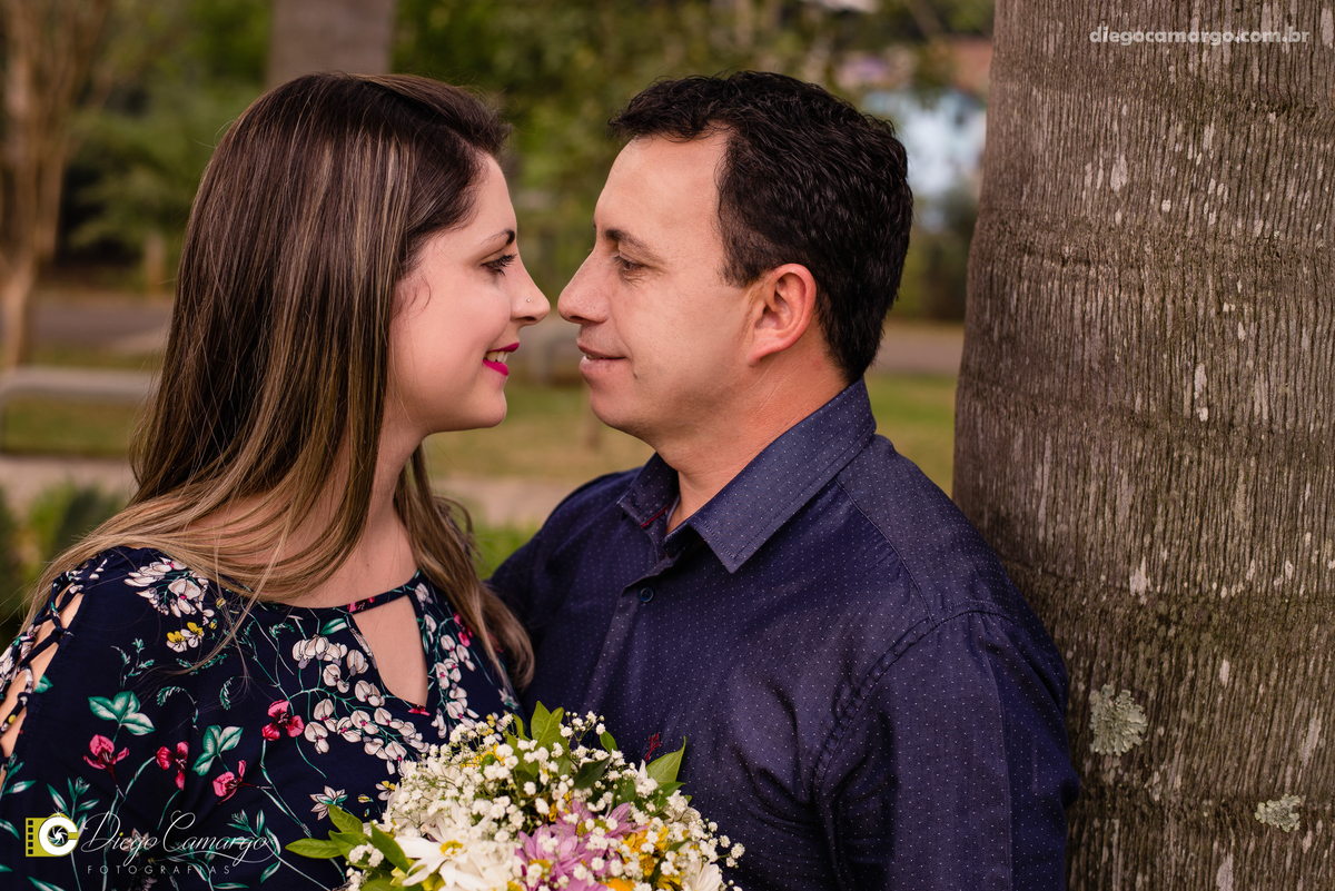 pre-wedding, namoro, casamento, ensaio, wedding, pre wedding, caçador, bodas, buque, noivo, noiva, vestido, terno, gravata, fotografo, fotografa, fotografia, bar do dudo, parque, maria fumaça, trem, trilho, parque central, cerveja, bebida, casal, festa