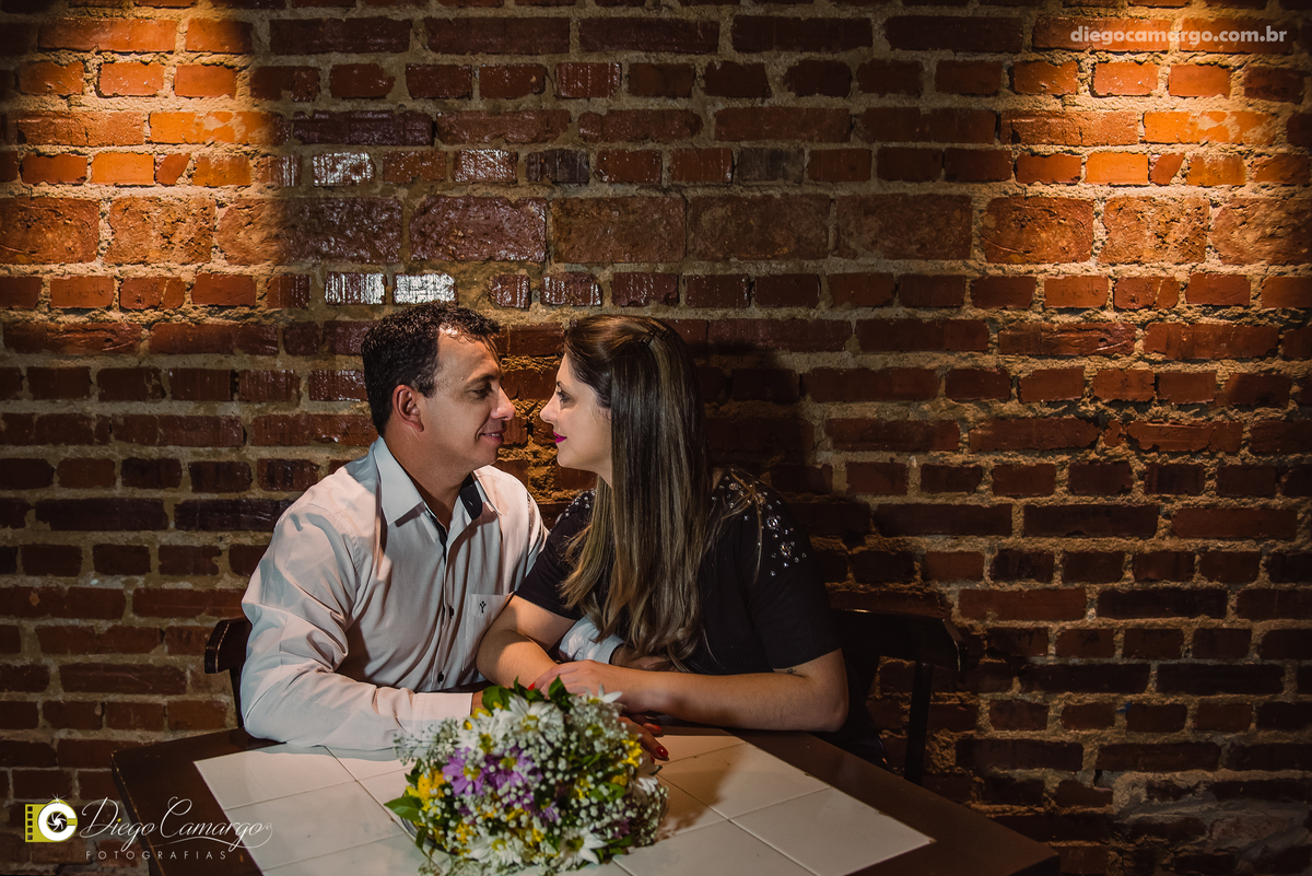 pre-wedding, namoro, casamento, ensaio, wedding, pre wedding, caçador, bodas, buque, noivo, noiva, vestido, terno, gravata, fotografo, fotografa, fotografia, bar do dudo, parque, maria fumaça, trem, trilho, parque central, cerveja, bebida, casal, festa