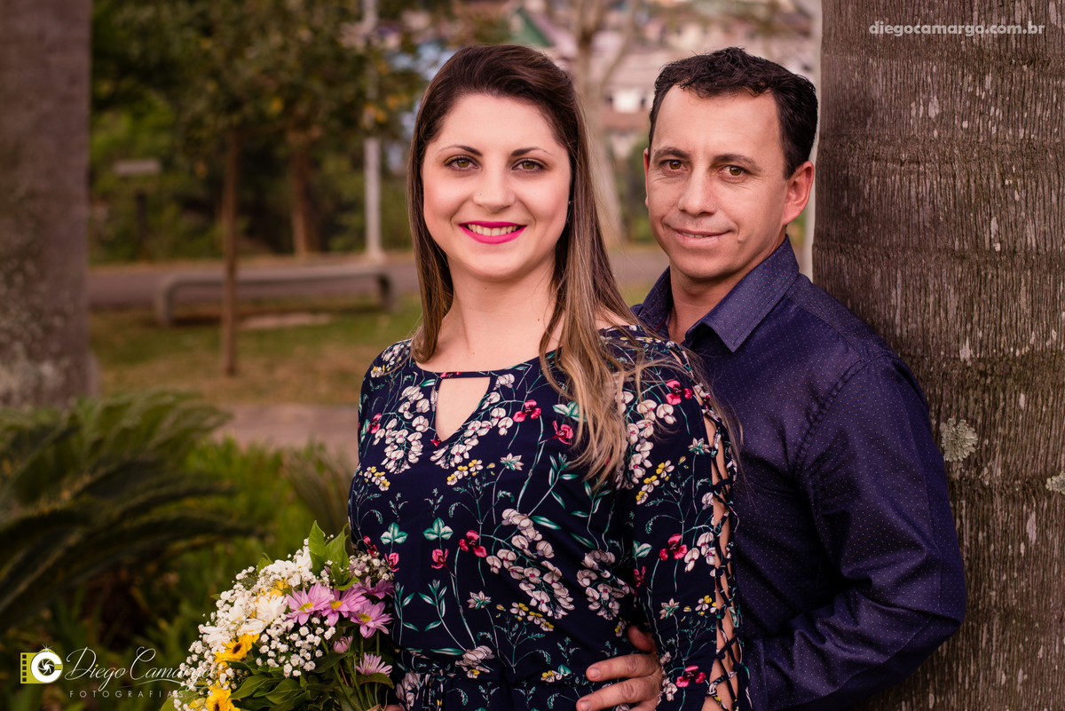 pre-wedding, namoro, casamento, ensaio, wedding, pre wedding, caçador, bodas, buque, noivo, noiva, vestido, terno, gravata, fotografo, fotografa, fotografia, bar do dudo, parque, maria fumaça, trem, trilho, parque central, cerveja, bebida, casal, festa