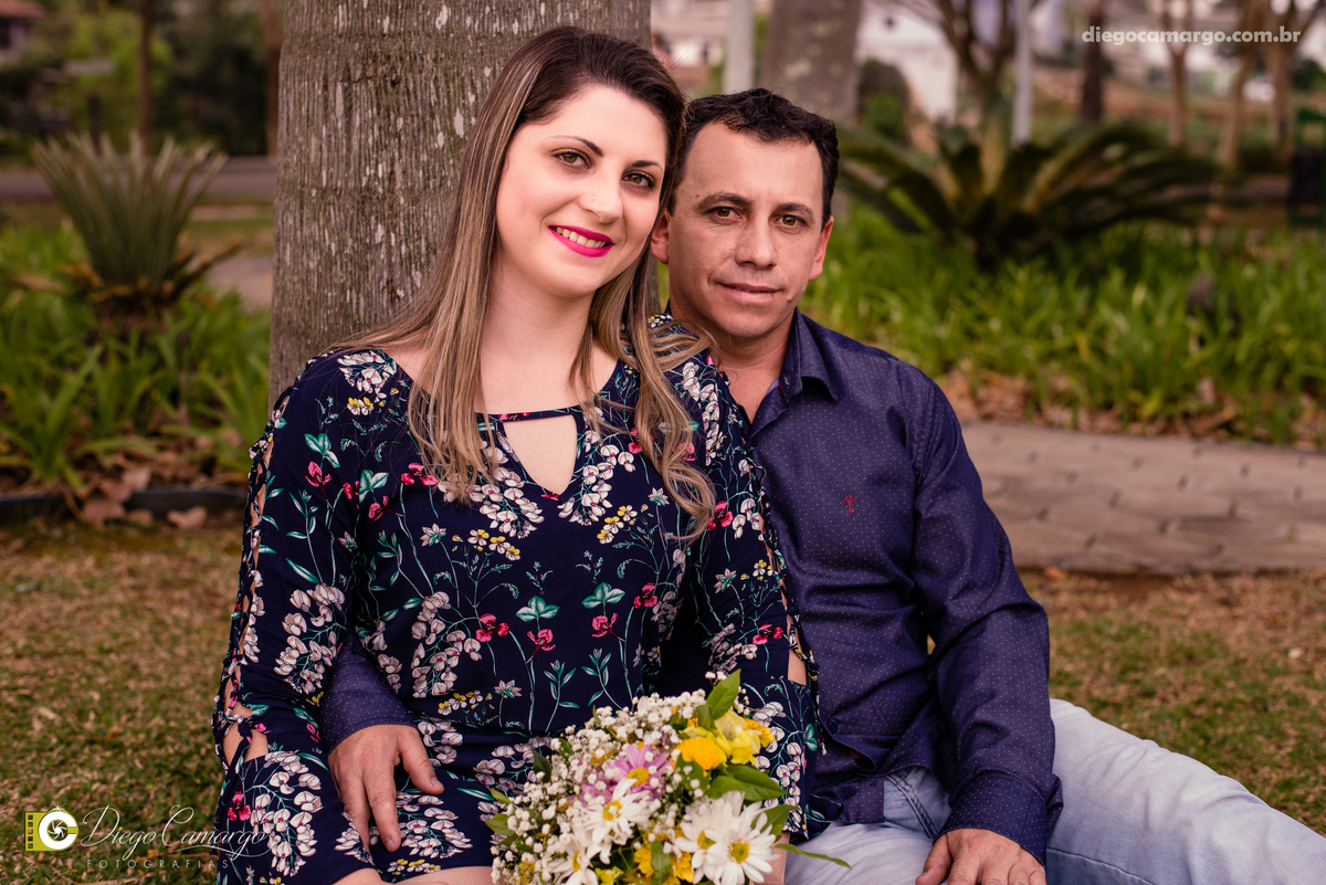 pre-wedding, namoro, casamento, ensaio, wedding, pre wedding, caçador, bodas, buque, noivo, noiva, vestido, terno, gravata, fotografo, fotografa, fotografia, bar do dudo, parque, maria fumaça, trem, trilho, parque central, cerveja, bebida, casal, festa