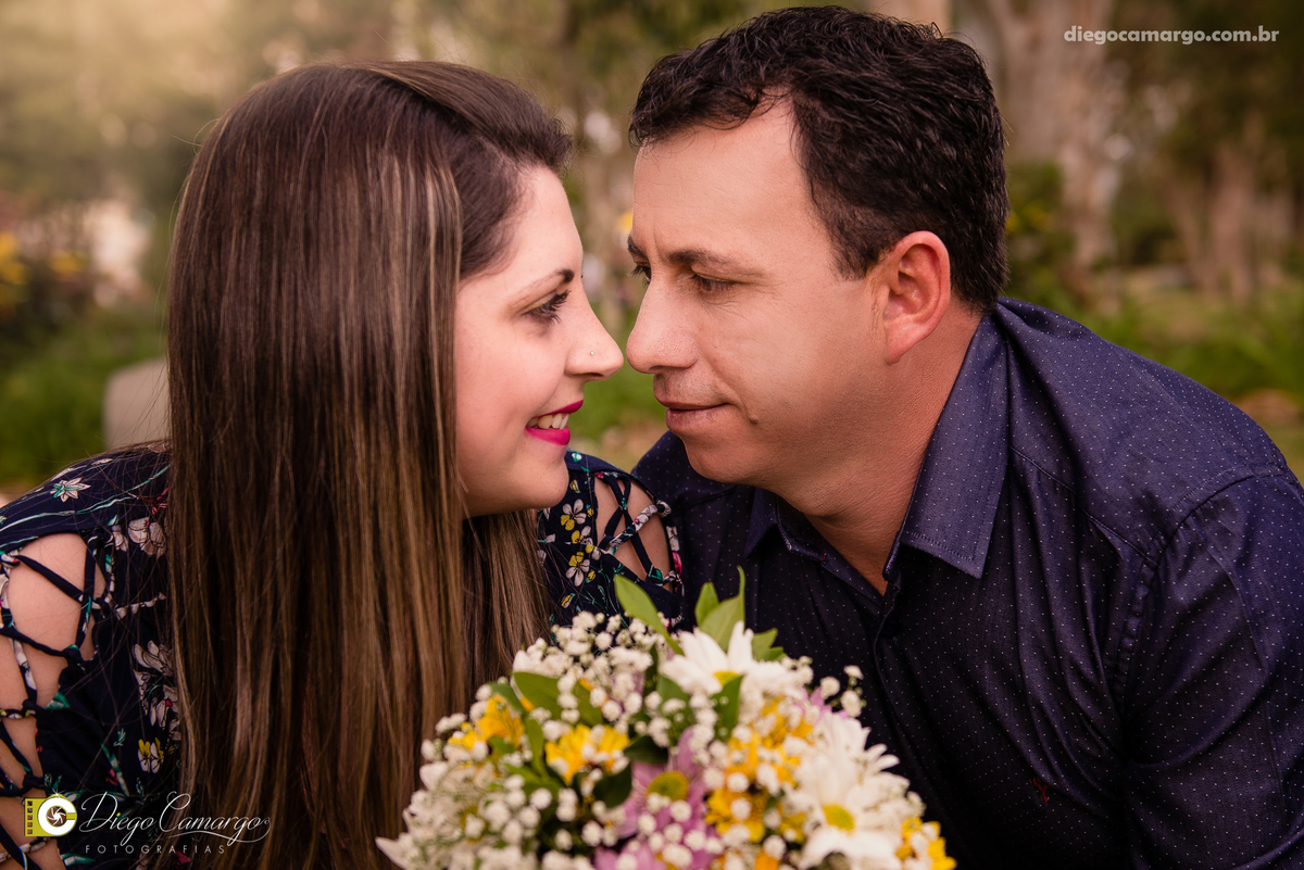 pre-wedding, namoro, casamento, ensaio, wedding, pre wedding, caçador, bodas, buque, noivo, noiva, vestido, terno, gravata, fotografo, fotografa, fotografia, bar do dudo, parque, maria fumaça, trem, trilho, parque central, cerveja, bebida, casal, festa