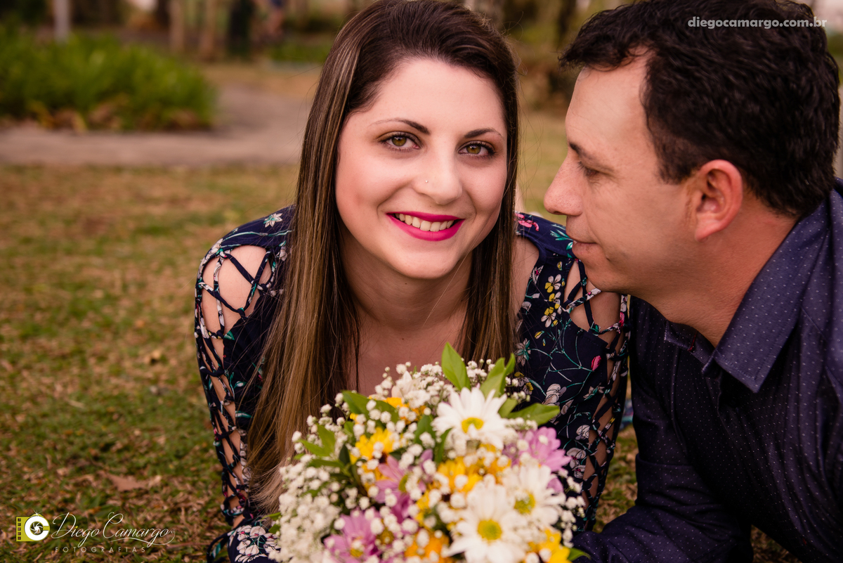 pre-wedding, namoro, casamento, ensaio, wedding, pre wedding, caçador, bodas, buque, noivo, noiva, vestido, terno, gravata, fotografo, fotografa, fotografia, bar do dudo, parque, maria fumaça, trem, trilho, parque central, cerveja, bebida, casal, festa