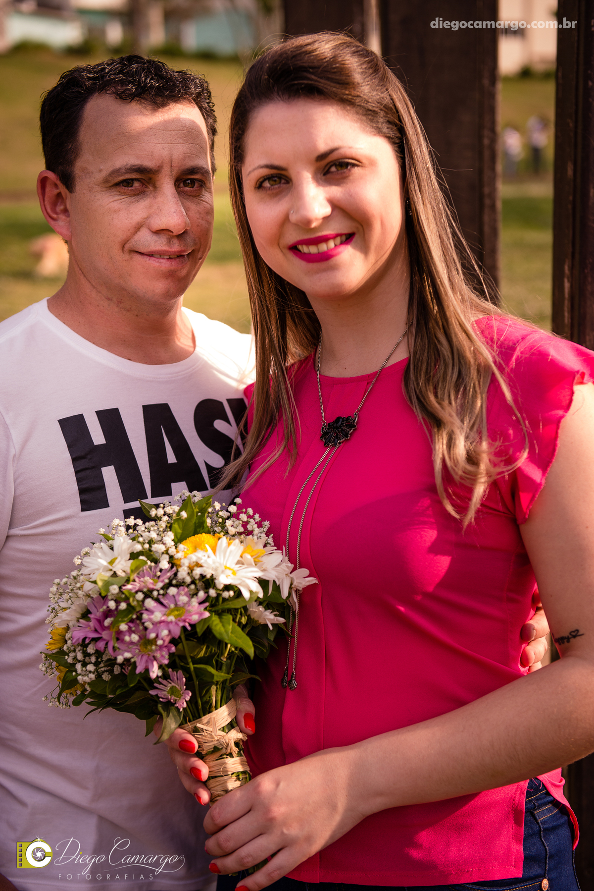 pre-wedding, namoro, casamento, ensaio, wedding, pre wedding, caçador, bodas, buque, noivo, noiva, vestido, terno, gravata, fotografo, fotografa, fotografia, bar do dudo, parque, maria fumaça, trem, trilho, parque central, cerveja, bebida, casal, festa