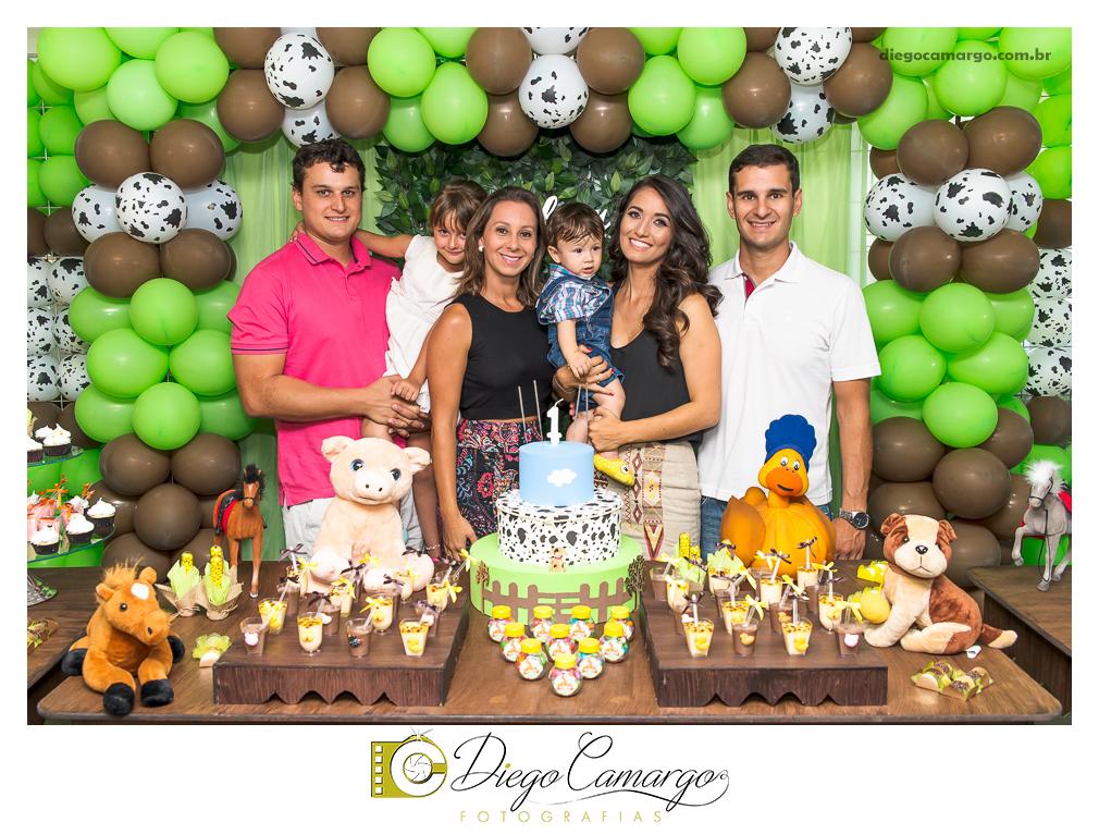 Este foi o Aniversário do Arthur, comemorando seu primeiro aninho. Na fazendinha do Arthur rolou muitos doces, salgadinhos, refrigerantes, e é claro, muitas brincadeiras juntamente com os familiares e amiguinhos.  Fotos: Diego Camargo e Fram