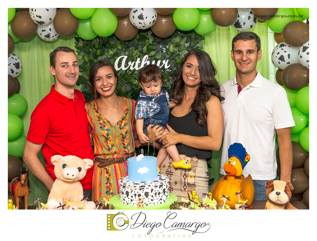 Este foi o Aniversário do Arthur, comemorando seu primeiro aninho. Na fazendinha do Arthur rolou muitos doces, salgadinhos, refrigerantes, e é claro, muitas brincadeiras juntamente com os familiares e amiguinhos.  Fotos: Diego Camargo e Fram